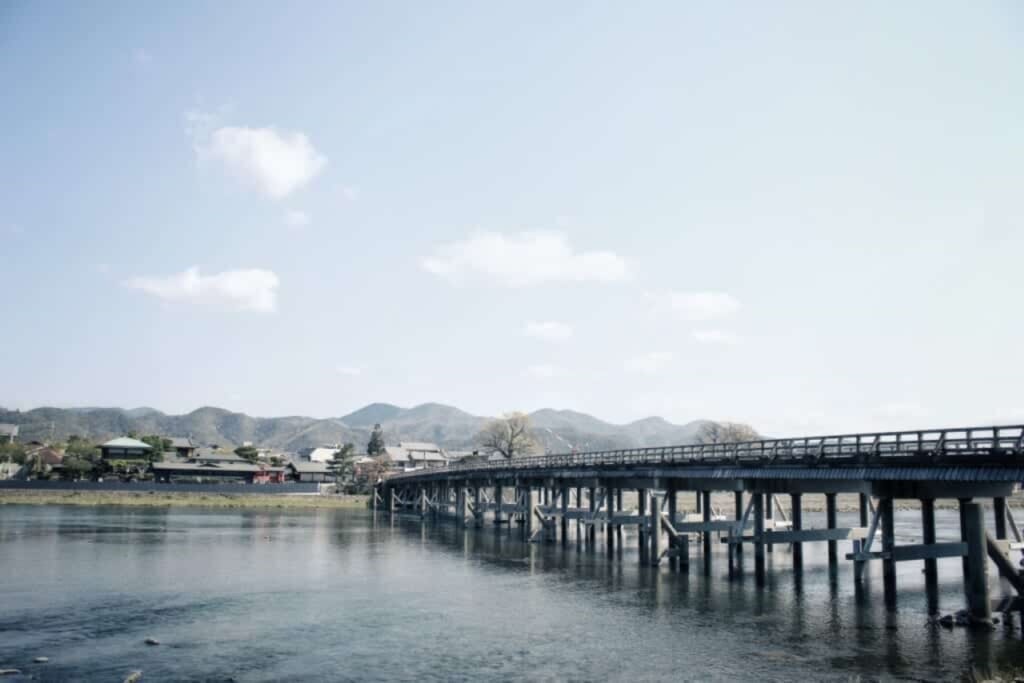 Il Togetsukyō in una giornata di sole, con vista verso il nord
