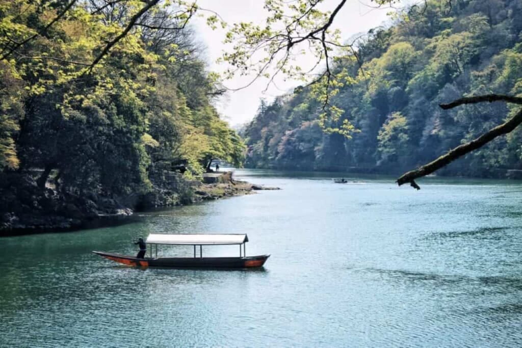Una barca sul fiume nella Gola di Rankyō