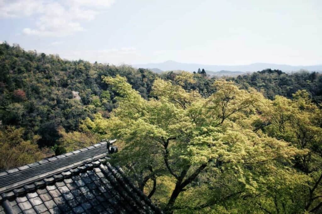 Vista dalla balconata del Daihikaku Senkoji, con la città di Kyoto in lontananza