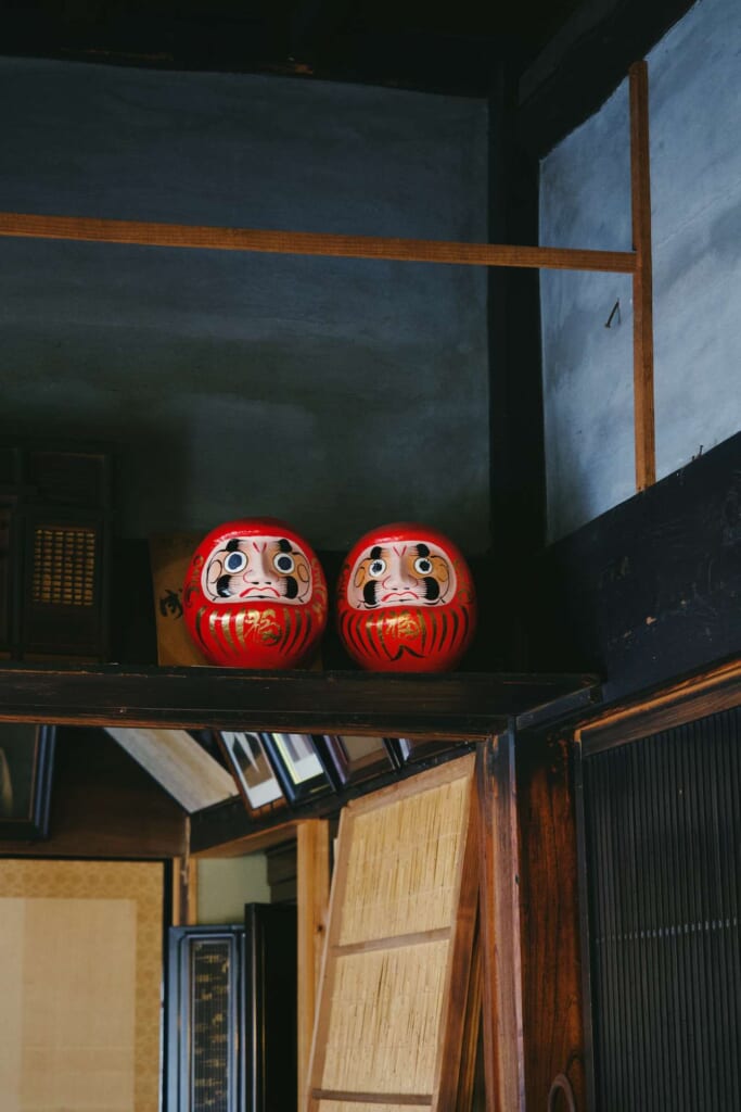 Bambole daruma esposte in una casa giapponese