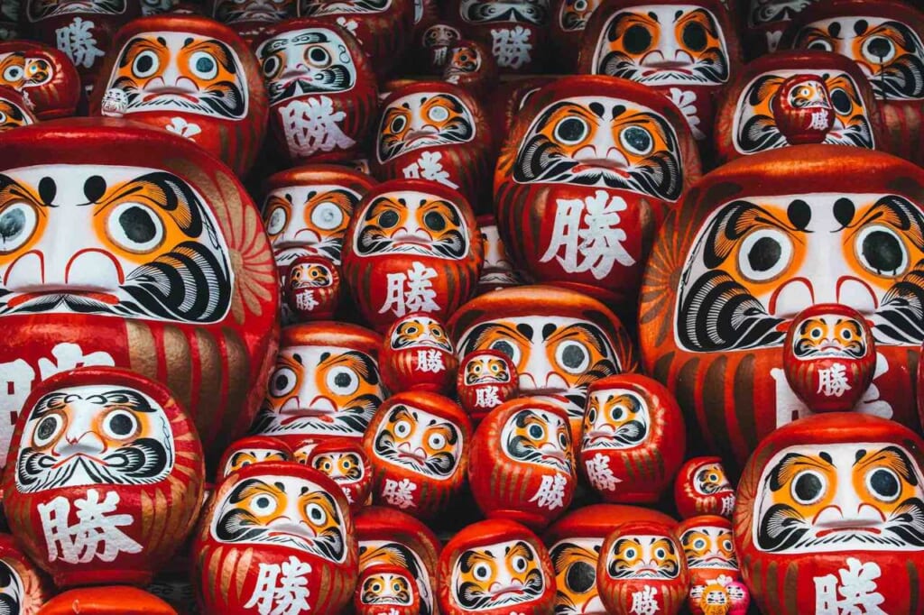 Bambole daruma di varie dimensioni