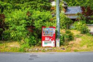 Un distributore automatico in una zona rurale del Giappone