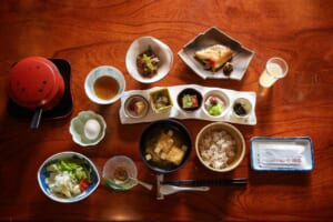 Una colazione giapponese tipica servita in un ryokan