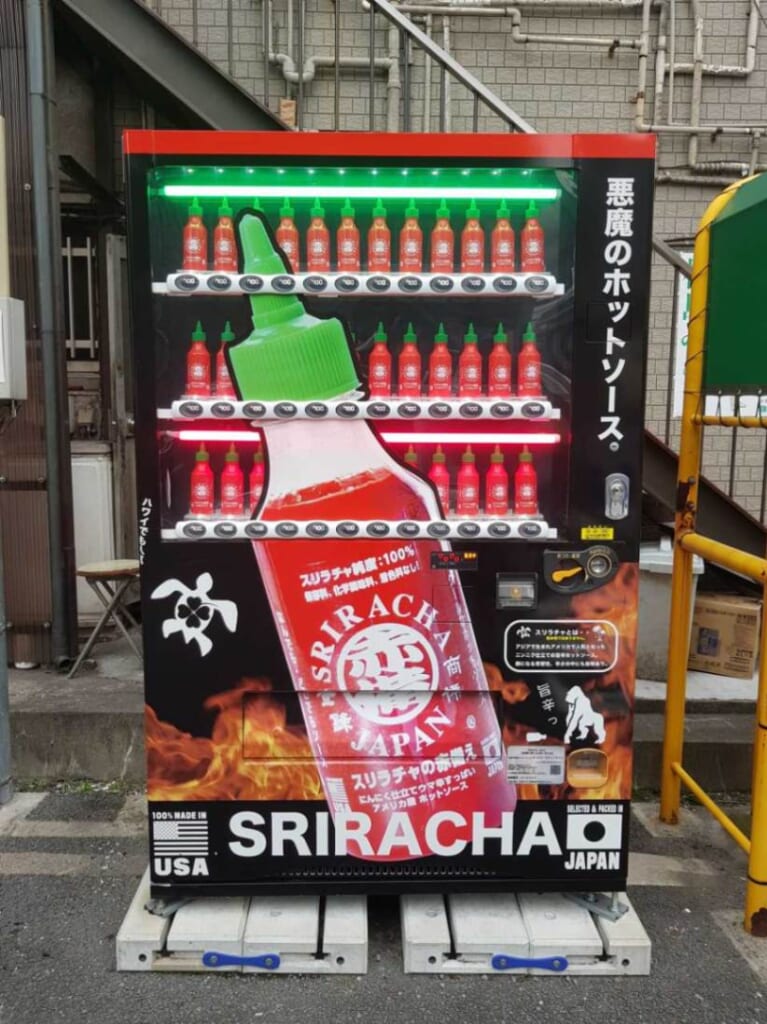 Un distributore automatico giapponese di Sriracha