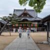 Due pellegrini del cammino dello Shikoku nel cortile di un tempio