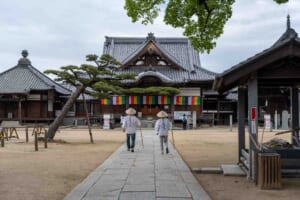 Due pellegrini del cammino dello Shikoku nel cortile di un tempio