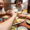 Un brindisi con una famiglia dell'isola di Ojika, Nagasaki