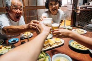 Un brindisi con una famiglia dell'isola di Ojika, Nagasaki