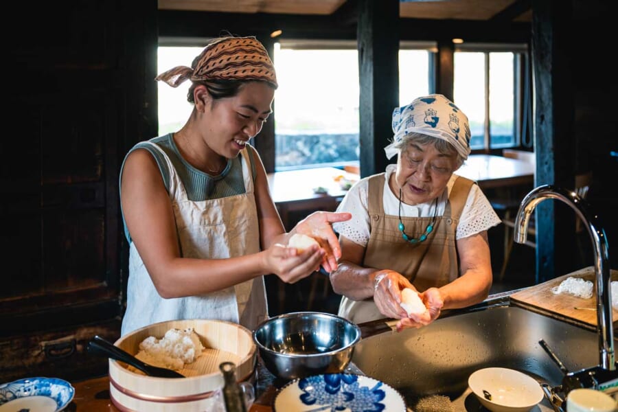 Donne giapponesi che cucinano