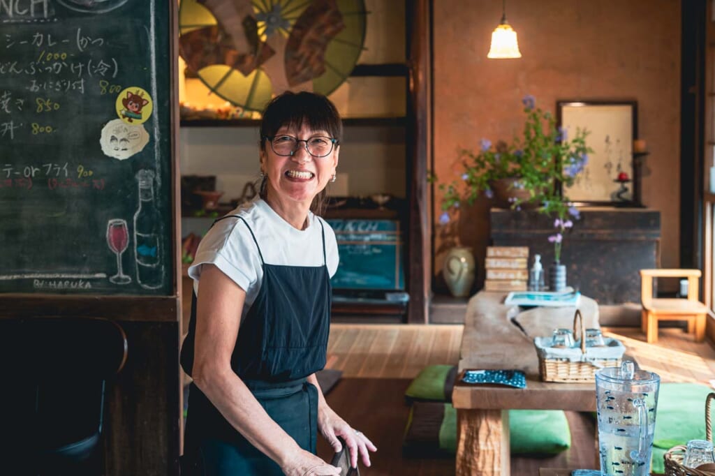 La proprietaria del cafe, ristorante nell'isola di Ojika