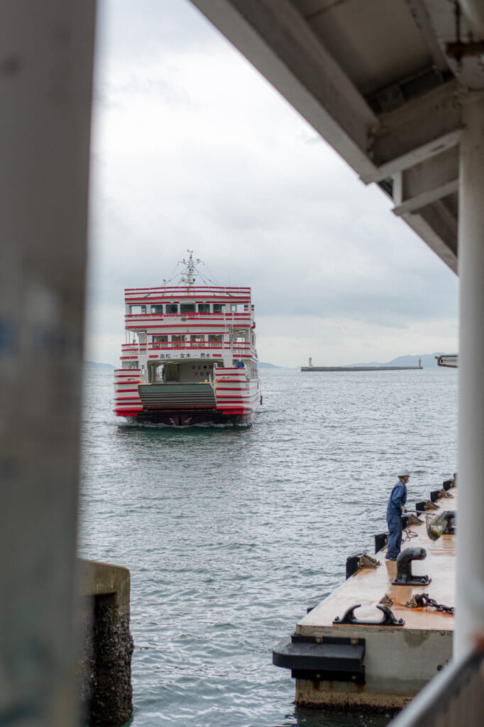 Il traghetto in arrivo al porto di Takamatsu