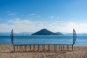 Opera d’arte sulla spiaggia dell’isola di Teshima per la Setouchi Triennale