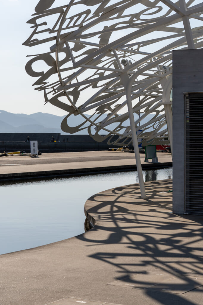 il porto dell’isola di Megijima con la struttura di Jaume Plensa per la Triennale di Setouchi