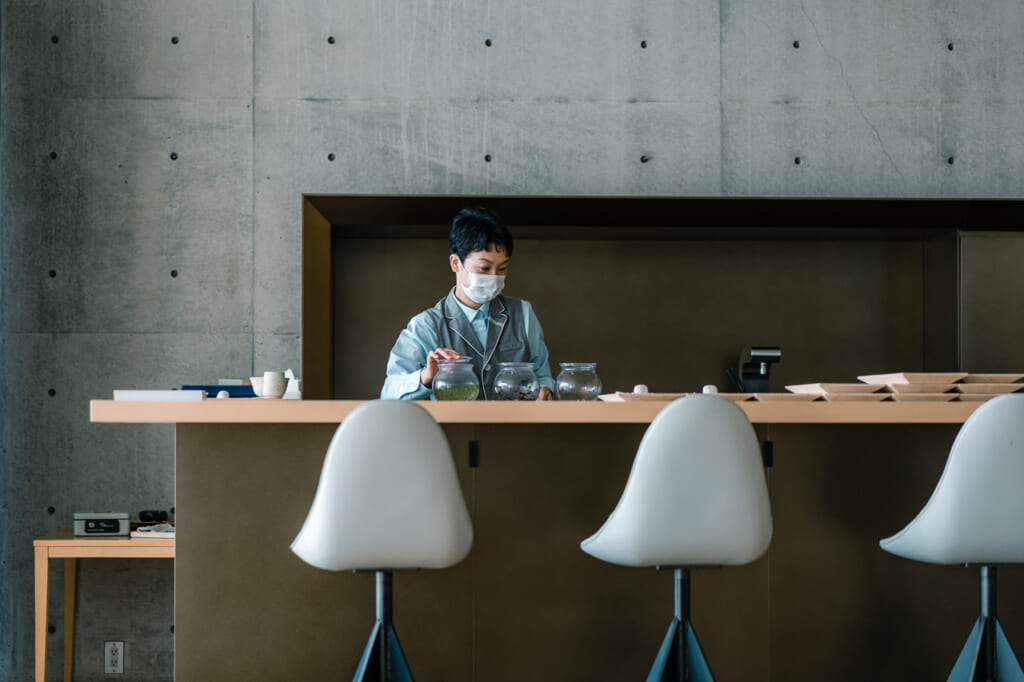 Un cameriere prepara il te nel museo di Naoshima