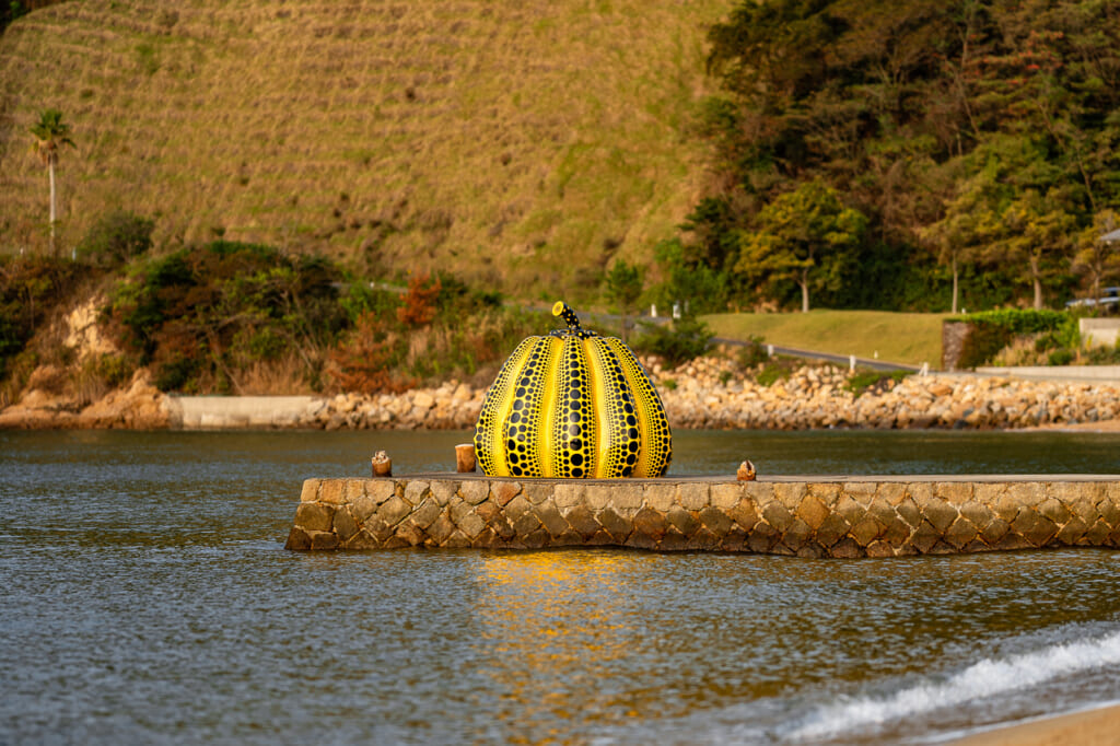 La zucca gialla di Yayoi Kusama sulla spiaggia di Naoshima
