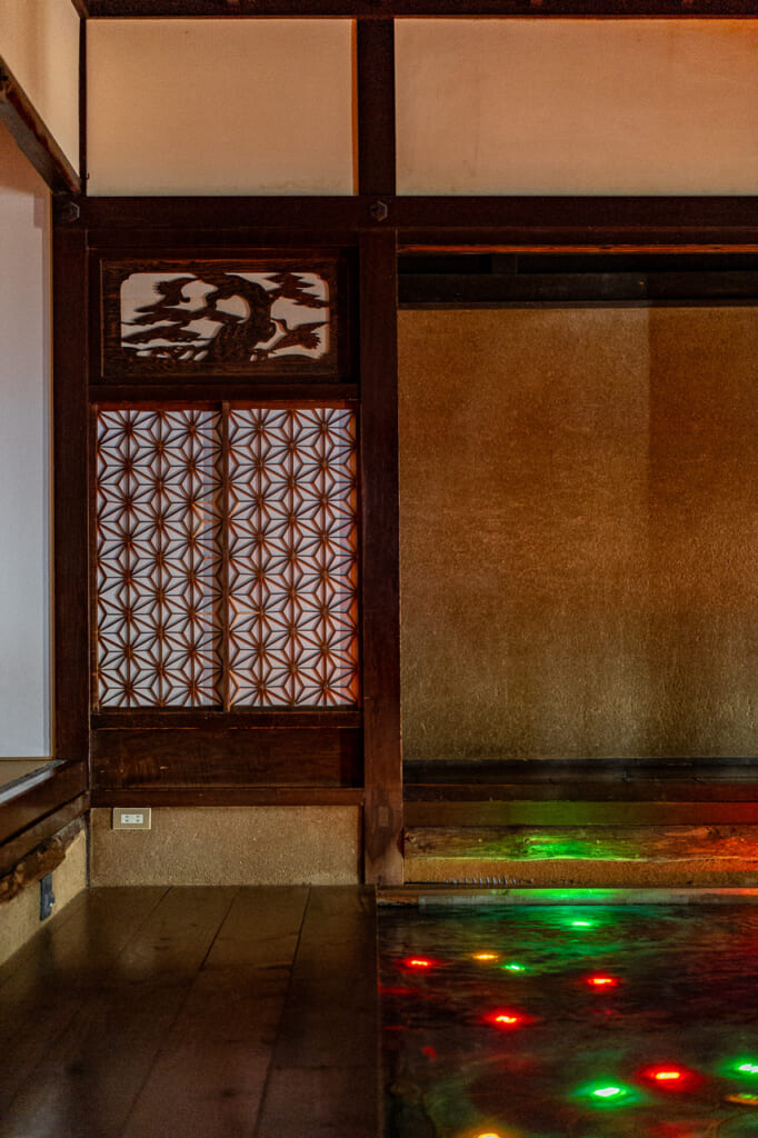 Led immersi nell’acqua in una casa antica, Sea of Time ‘98 di Tastuo Miyajima