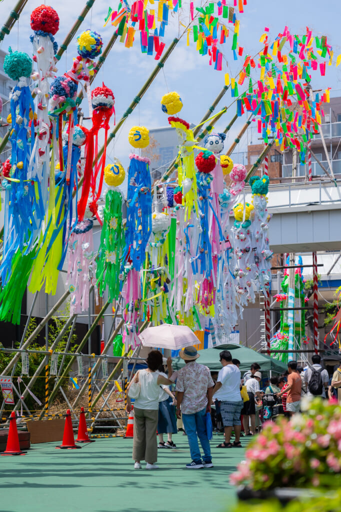 Festival di Tanabata decorazioni in carta per la strada