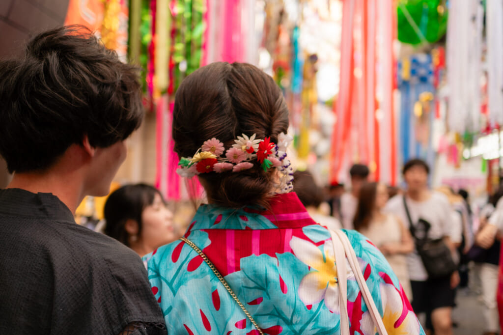 Una coppia in yukata passegga per la strada