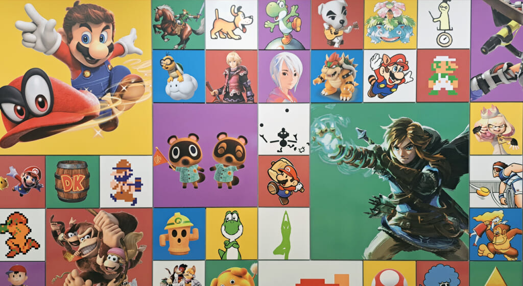 Pannello illustrato con vari personaggi di videogame al Nintendo Museum