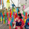 Due ragazze in yukata di fronte a decorazioni di Tanabata