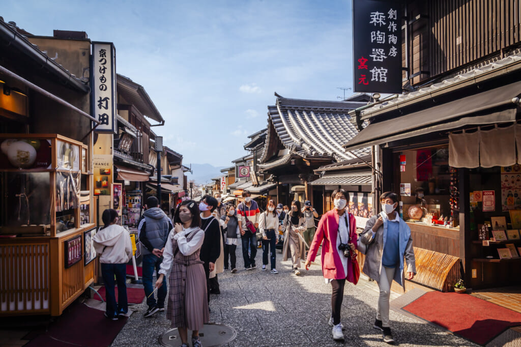 Persone camminano lungo Sannen-zaka a Kyoto